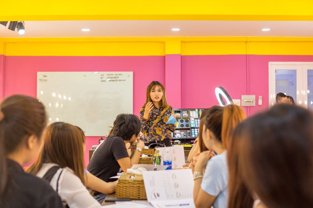 Các học viên Poly K-Beauty đang lắng nghe giảng viên Julie Phạm hướng dẫn trong giờ học make-up