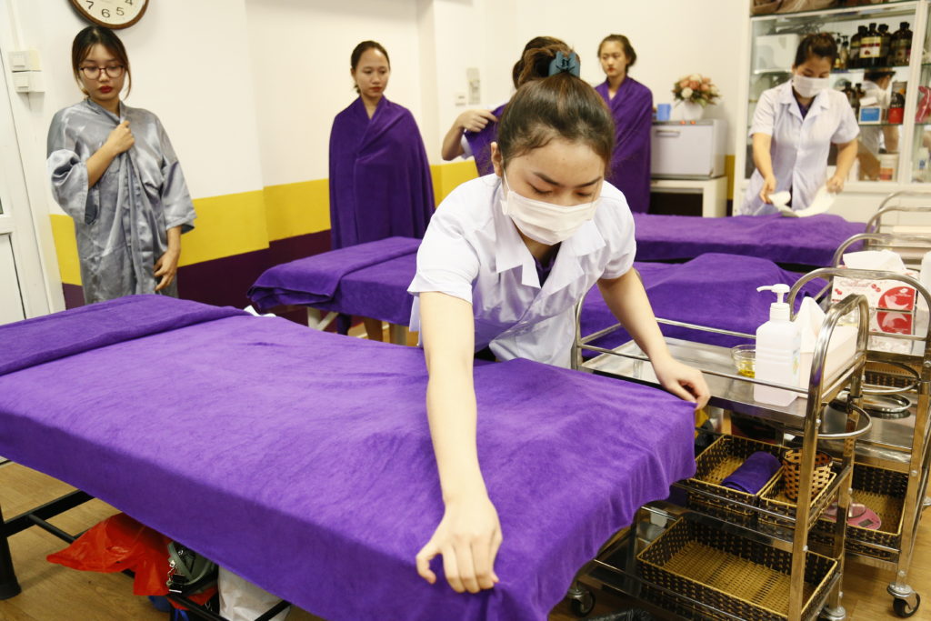 Học viên chuẩn bị chỗ nằm và dụng cụ hỗ trợ cho mẫu để thực hiện phần thi thực hành