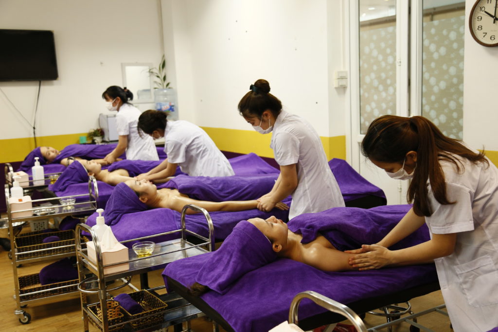 Học viên thực hiện phần thi massage body