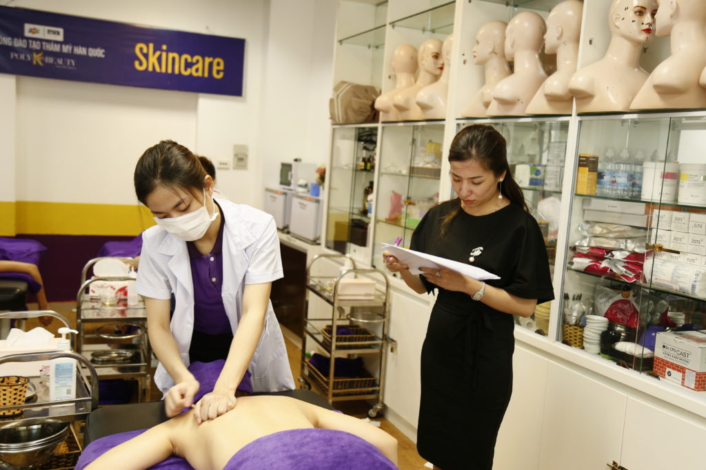 Giảng viên Tống Ngọc Hoa chấm bài dự thi