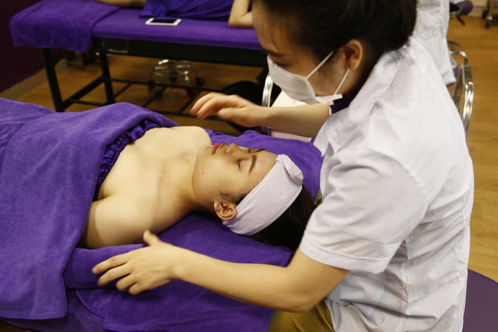 Học viên bước vào bài thi chăm sóc da mặt