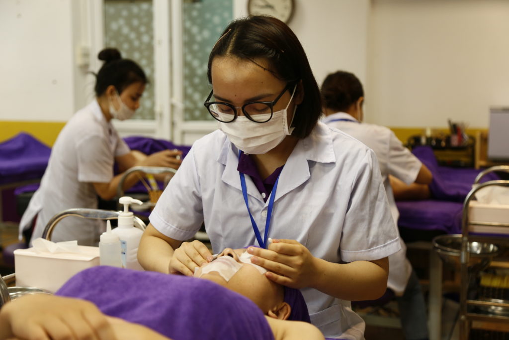Các thao tác thực hành trên mặt mẫu được học viên tập trung thực hiện