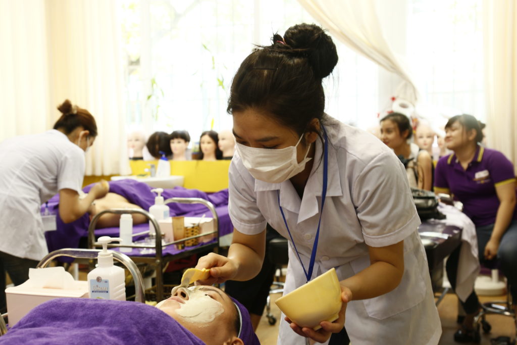 Các bước chăm sóc da mặt được học viên thực hành thành thạo