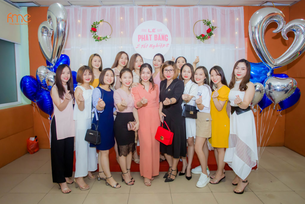 Cô Tống Ngọc Hoa – Chủ nhiệm Khoa Chăm sóc sức khỏe và Làm đẹp và cô Kiều Hiền chụp ảnh lưu niệm với các bạn học viên tốt nghiệp đợt 2 năm 2019