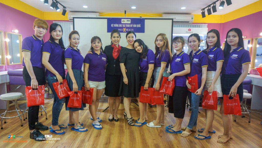 Học viên hào hứng với quà tặng sau giờ học thử