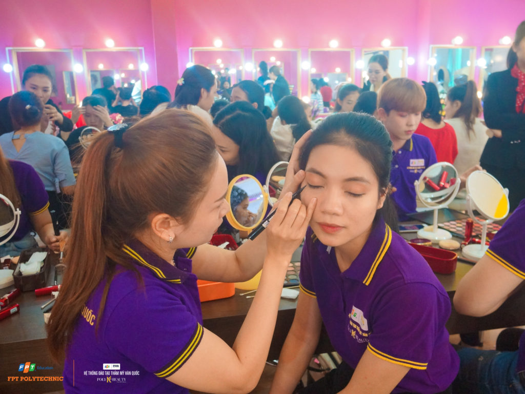 Khánh Linh có thể tự trang điểm ngay sau buổi học makeup