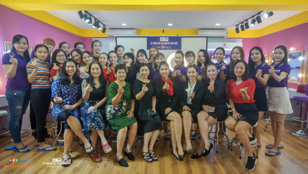 Các bạn học viên cùng Giảng viên chụp ảnh kỷ niệm sau buổi học.