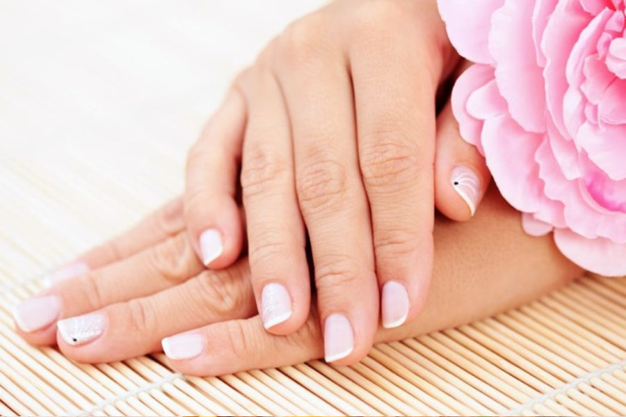 Mẹo chăm sóc móng tay từ ngoài vào trong